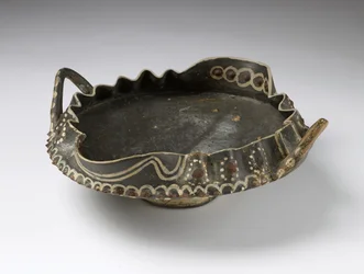 Coupe à bord ondulé, Knossos, période minoenne moyenne, vers 1800 av. J.-C.